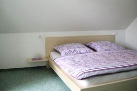 Doppelbettschlafzimmer mit ausziehbaren Sofa in der oberen Etage - Ferienhaus Jackl in Rathmannsdorf - Schsische Schweiz