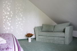 Doppelbettschlafzimmer mit ausziehbaren Sofa in der oberen Etage - Ferienhaus Jackl in Rathmannsdorf - Sächsische Schweiz