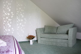 Doppelbettschlafzimmer mit ausziehbaren Sofa in der oberen Etage - Ferienhaus Jackl in Rathmannsdorf - Schsische Schweiz